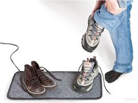 sapatos molhados como causa do desenvolvimento de fungos nas unhas dos pés